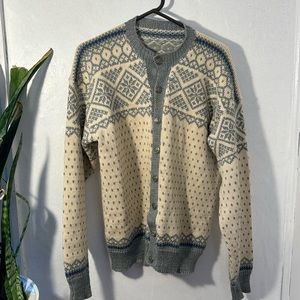 Ladies cardigan with ornamental buttons